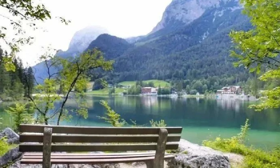 贝希特斯加登位于德国巴伐利亚州东南部的阿尔卑斯山脚下，距离奥地利萨尔茨堡20千米，人口约8千。贝希特斯加登于1978年建立了国家公园，其中包括湖水清澈翠绿的国王湖和德国的第二高峰瓦茨曼山。贝希特斯加登也以希特勒的“鹰巢”而闻名。  图片  国王湖位于德奥边境的小城贝希特斯加登，是形态狭长的高山湖泊，景色与挪威峡湾异曲同工。除了湖光山色，一定不能错过希特勒的生日贺礼——鹰巢。战时的鹰巢主要是希特勒和(图8)