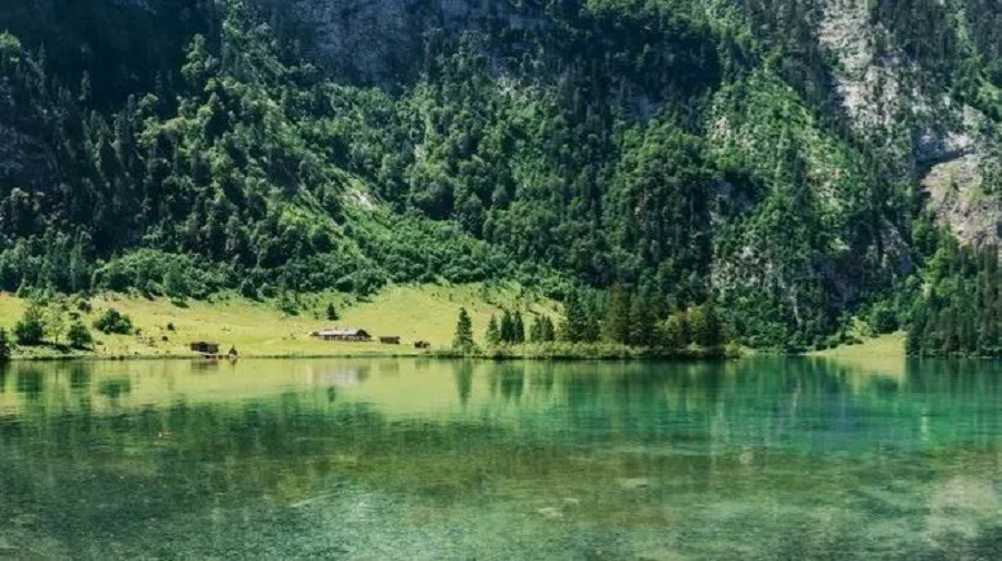 贝希特斯加登位于德国巴伐利亚州东南部的阿尔卑斯山脚下，距离奥地利萨尔茨堡20千米，人口约8千。贝希特斯加登于1978年建立了国家公园，其中包括湖水清澈翠绿的国王湖和德国的第二高峰瓦茨曼山。贝希特斯加登也以希特勒的“鹰巢”而闻名。  图片  国王湖位于德奥边境的小城贝希特斯加登，是形态狭长的高山湖泊，景色与挪威峡湾异曲同工。除了湖光山色，一定不能错过希特勒的生日贺礼——鹰巢。战时的鹰巢主要是希特勒和(图2)