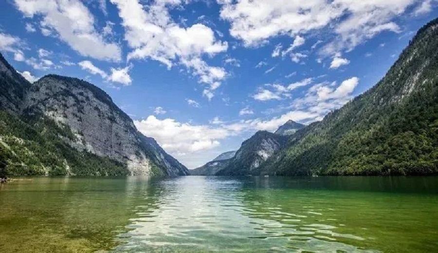 贝希特斯加登位于德国巴伐利亚州东南部的阿尔卑斯山脚下，距离奥地利萨尔茨堡20千米，人口约8千。贝希特斯加登于1978年建立了国家公园，其中包括湖水清澈翠绿的国王湖和德国的第二高峰瓦茨曼山。贝希特斯加登也以希特勒的“鹰巢”而闻名。  图片  国王湖位于德奥边境的小城贝希特斯加登，是形态狭长的高山湖泊，景色与挪威峡湾异曲同工。除了湖光山色，一定不能错过希特勒的生日贺礼——鹰巢。战时的鹰巢主要是希特勒和(图5)