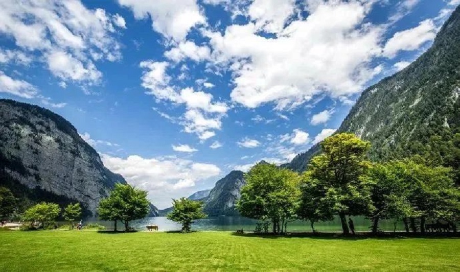 贝希特斯加登位于德国巴伐利亚州东南部的阿尔卑斯山脚下，距离奥地利萨尔茨堡20千米，人口约8千。贝希特斯加登于1978年建立了国家公园，其中包括湖水清澈翠绿的国王湖和德国的第二高峰瓦茨曼山。贝希特斯加登也以希特勒的“鹰巢”而闻名。  图片  国王湖位于德奥边境的小城贝希特斯加登，是形态狭长的高山湖泊，景色与挪威峡湾异曲同工。除了湖光山色，一定不能错过希特勒的生日贺礼——鹰巢。战时的鹰巢主要是希特勒和(图6)