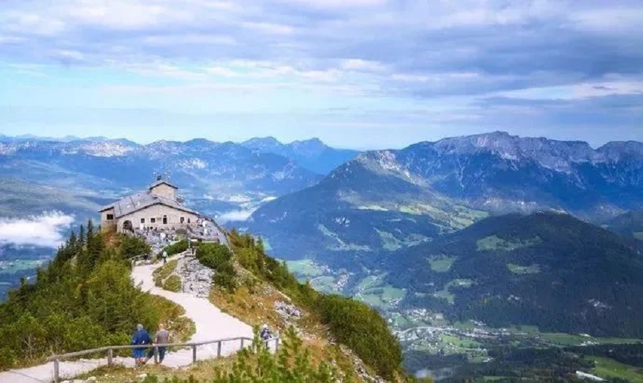 贝希特斯加登位于德国巴伐利亚州东南部的阿尔卑斯山脚下，距离奥地利萨尔茨堡20千米，人口约8千。贝希特斯加登于1978年建立了国家公园，其中包括湖水清澈翠绿的国王湖和德国的第二高峰瓦茨曼山。贝希特斯加登也以希特勒的“鹰巢”而闻名。  图片  国王湖位于德奥边境的小城贝希特斯加登，是形态狭长的高山湖泊，景色与挪威峡湾异曲同工。除了湖光山色，一定不能错过希特勒的生日贺礼——鹰巢。战时的鹰巢主要是希特勒和(图12)