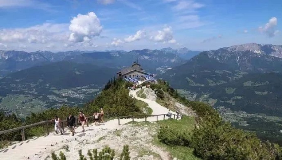 贝希特斯加登位于德国巴伐利亚州东南部的阿尔卑斯山脚下，距离奥地利萨尔茨堡20千米，人口约8千。贝希特斯加登于1978年建立了国家公园，其中包括湖水清澈翠绿的国王湖和德国的第二高峰瓦茨曼山。贝希特斯加登也以希特勒的“鹰巢”而闻名。  图片  国王湖位于德奥边境的小城贝希特斯加登，是形态狭长的高山湖泊，景色与挪威峡湾异曲同工。除了湖光山色，一定不能错过希特勒的生日贺礼——鹰巢。战时的鹰巢主要是希特勒和(图13)