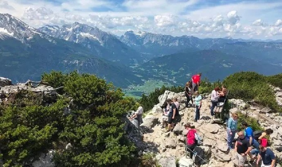 贝希特斯加登位于德国巴伐利亚州东南部的阿尔卑斯山脚下，距离奥地利萨尔茨堡20千米，人口约8千。贝希特斯加登于1978年建立了国家公园，其中包括湖水清澈翠绿的国王湖和德国的第二高峰瓦茨曼山。贝希特斯加登也以希特勒的“鹰巢”而闻名。  图片  国王湖位于德奥边境的小城贝希特斯加登，是形态狭长的高山湖泊，景色与挪威峡湾异曲同工。除了湖光山色，一定不能错过希特勒的生日贺礼——鹰巢。战时的鹰巢主要是希特勒和(图15)
