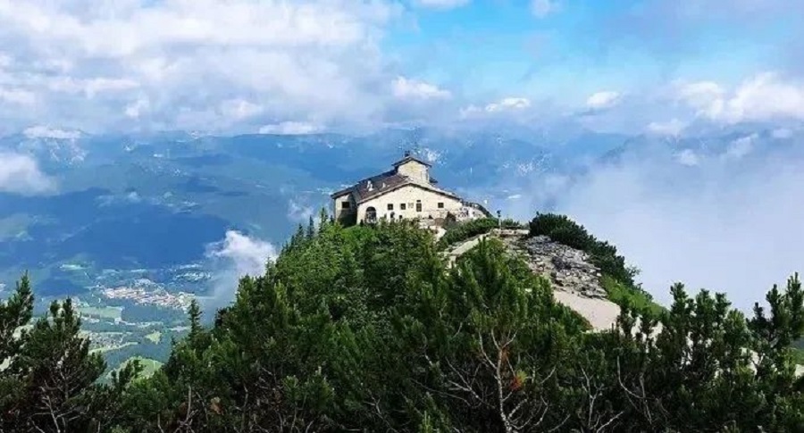 贝希特斯加登位于德国巴伐利亚州东南部的阿尔卑斯山脚下，距离奥地利萨尔茨堡20千米，人口约8千。贝希特斯加登于1978年建立了国家公园，其中包括湖水清澈翠绿的国王湖和德国的第二高峰瓦茨曼山。贝希特斯加登也以希特勒的“鹰巢”而闻名。  图片  国王湖位于德奥边境的小城贝希特斯加登，是形态狭长的高山湖泊，景色与挪威峡湾异曲同工。除了湖光山色，一定不能错过希特勒的生日贺礼——鹰巢。战时的鹰巢主要是希特勒和(图16)