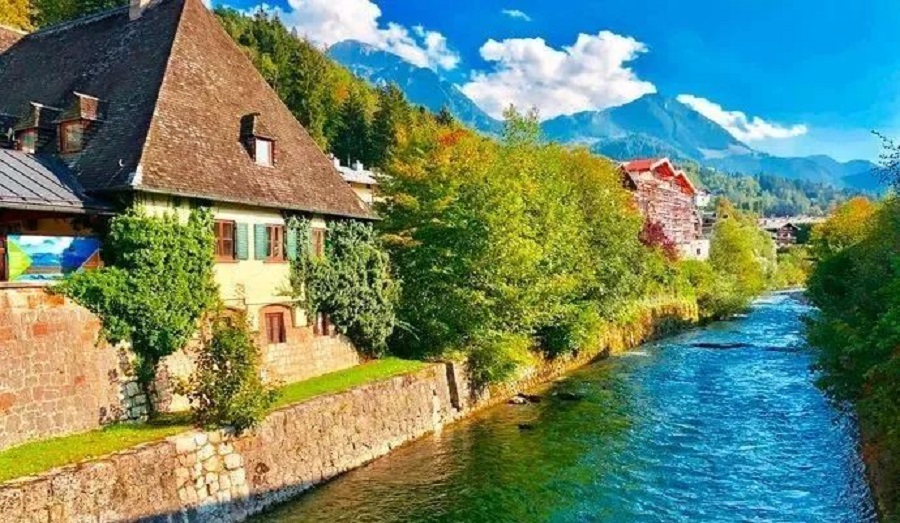 贝希特斯加登位于德国巴伐利亚州东南部的阿尔卑斯山脚下，距离奥地利萨尔茨堡20千米，人口约8千。贝希特斯加登于1978年建立了国家公园，其中包括湖水清澈翠绿的国王湖和德国的第二高峰瓦茨曼山。贝希特斯加登也以希特勒的“鹰巢”而闻名。  图片  国王湖位于德奥边境的小城贝希特斯加登，是形态狭长的高山湖泊，景色与挪威峡湾异曲同工。除了湖光山色，一定不能错过希特勒的生日贺礼——鹰巢。战时的鹰巢主要是希特勒和(图20)